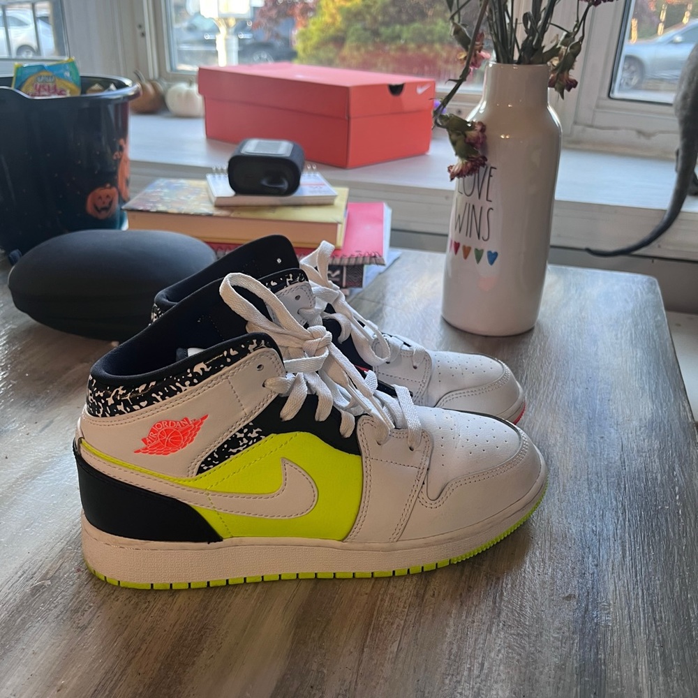 Air Jordan’ 1 mid notebook size 5.5y used once